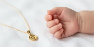 Bijoux symboliques pour tout-petits : Comment bien choisir un souvenir précieux ?