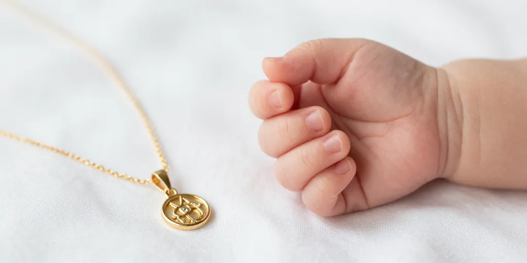 Bijoux symboliques pour tout-petits : Comment bien choisir un souvenir précieux ?
